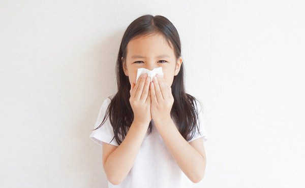 Trẻ bị sốt ho sổ mũi phải làm sao là băn khoăn của nhiều bậc cha mẹ
